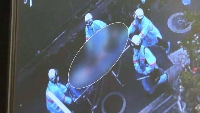 防犯カメラに運ばれる女子高校生らの姿