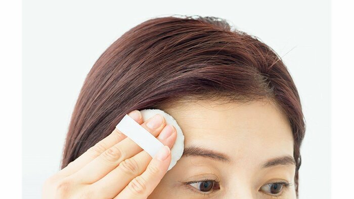 最後に首や額にフェイスパウダーをはたくことで、髪がはりつくのを防いで“老け見え”防止!