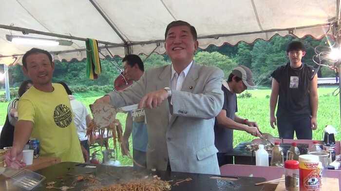 焼きそばを焼く石破氏