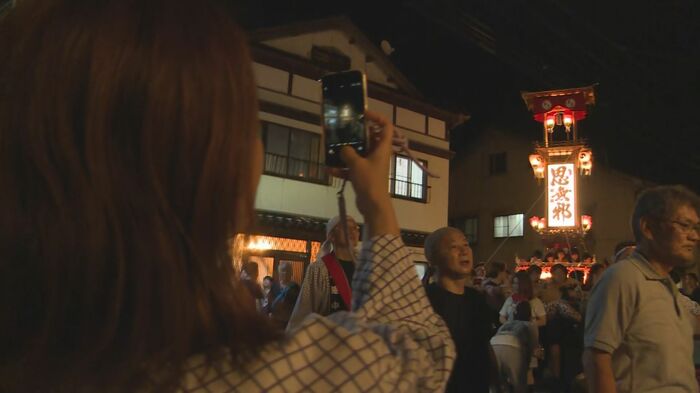 あばれ祭の写真を撮る中山さん