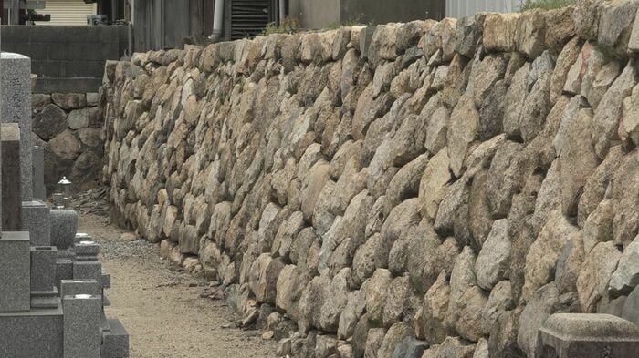 当時のまま残る野面積みの石垣