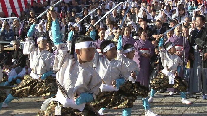 子供達による勇ましい剣舞