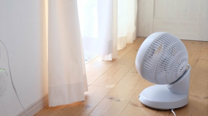 風下にサーキュレーターを向けよう(画像はイメージ)