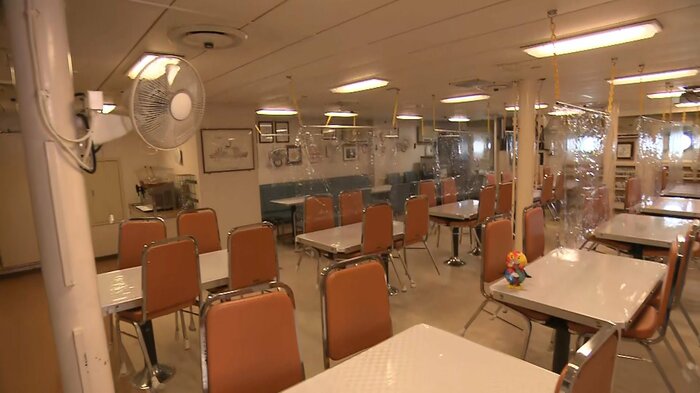 食堂にさりげなく先回りしているエイトちゃん