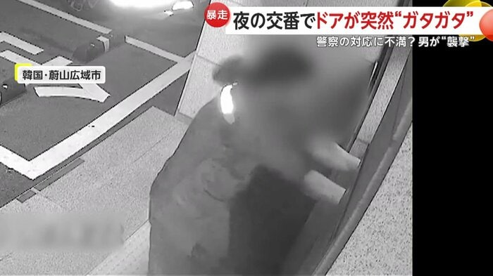 力まかせにドアを揺さぶる男