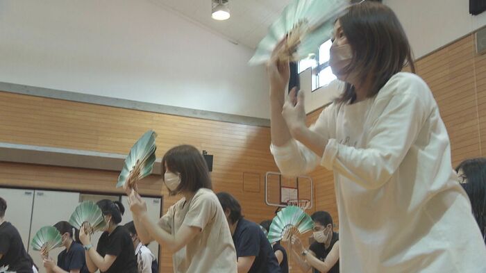 1カ月後の本番に向けて練習に励む仙臺雀踊壹番組のメンバー