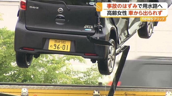 クレーン車によって引き上げられた車