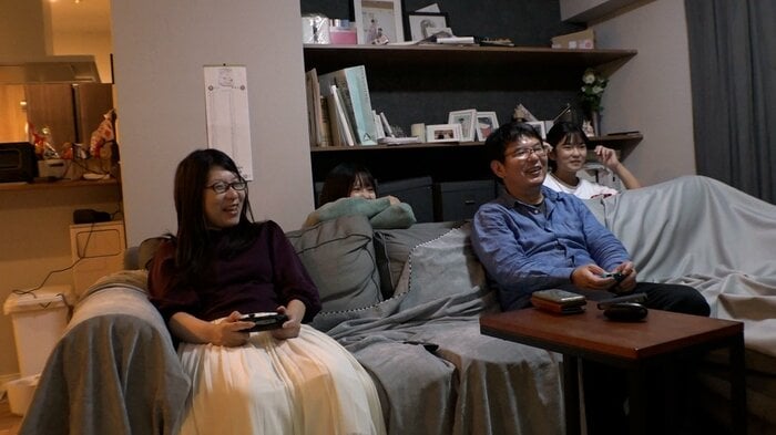 ゲームをするマユミさん一家(2023年11月)