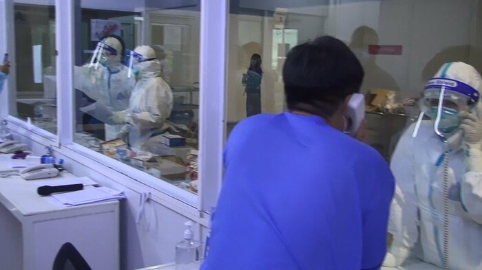 ヤンゴンの市内にはおよそ500床分の臨時の医療施設が作られ、患者の受け入れが始まった