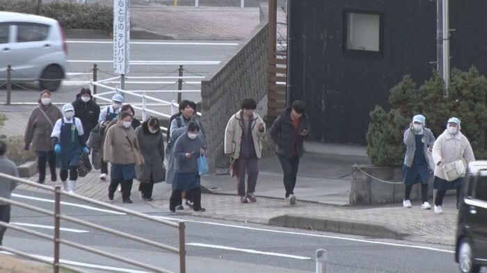 高台に避難する住民