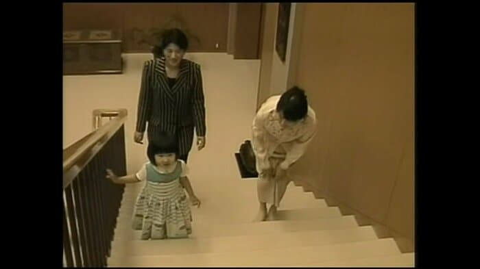 陛下撮影ビデオの雅子さまと愛子さま(当時は皇太子妃雅子さま)(2004年 宮内庁提供)