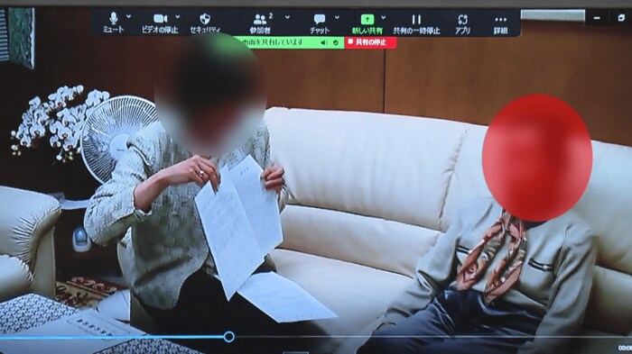 教団の婦人部長と母親