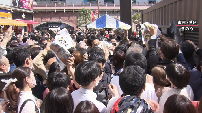 WBC優勝の号外を求める人々(東京・港区 22日)