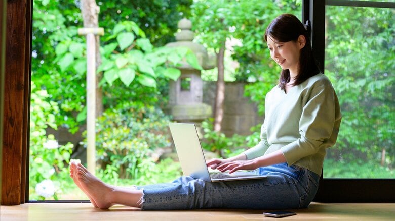 その“座り方”が腰痛の原因かも。腰に負担がかからない座り姿勢とお尻を鍛える2つの簡単な筋トレ法|FNNプライムオンライン