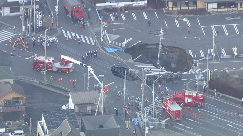【難航】2つの穴の間が崩落して“巨大な1つの陥没”に　転落したトラックの男性運転手は安否不明のまま…県が緊急放流を開始｜FNNプライムオンライン