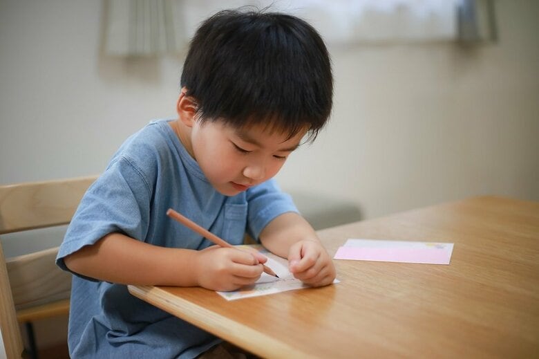 「オレにできるのはこれしかないから」日本語が分からない友達に小3男児が“お話しカード”を作成…その後を母親に聞いた