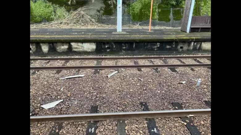 大洲のＪＲ伊予長浜駅で待合所の屋根一部が落下　前日に上灘駅の屋根落下で緊急点検　原因は強風【愛媛】｜FNNプライムオンライン