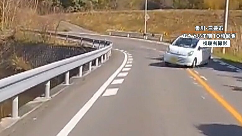 目の前で大きく車体をふらつかる白い車