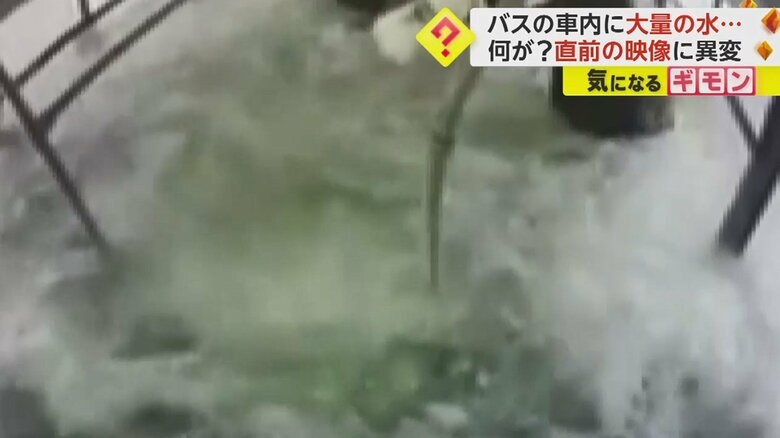 水にのみ込まれる乗客ら