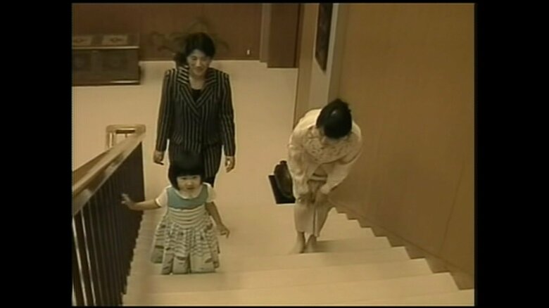 陛下撮影ビデオの雅子さまと愛子さま(当時は皇太子妃雅子さま)(2004年 宮内庁提供)