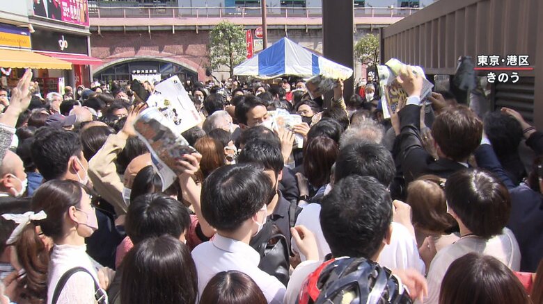 WBC優勝の号外を求める人々(東京・港区 22日)