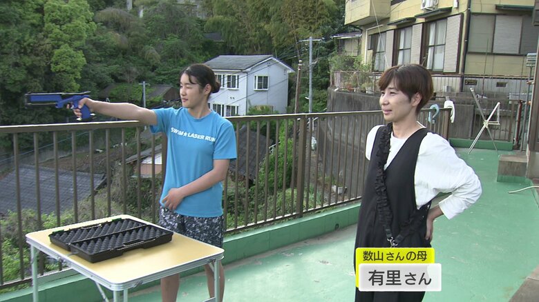 母も娘の夢を後押ししている