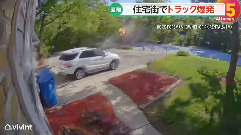 荷台のプロパンガスが漏れ出したと見られるトラックが爆発する一部始終⑤