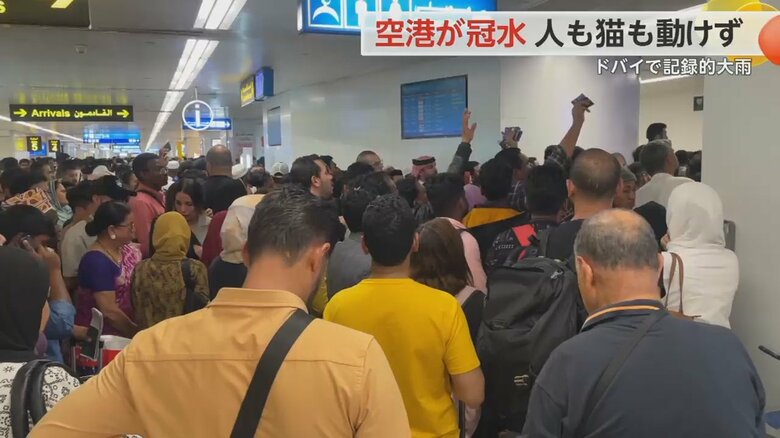 乗り換え便を待つ人であふれ返っていたシャルジャ空港