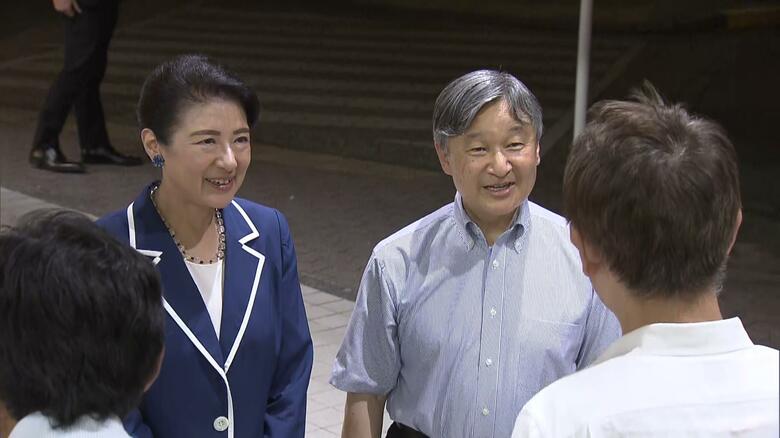 伊豆急下田駅で出迎えを受けられる天皇皇后両陛下