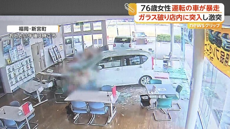 車がガラスを突き破って店内に突入する瞬間（20日午後3時ごろ、福岡・新宮町）（6）