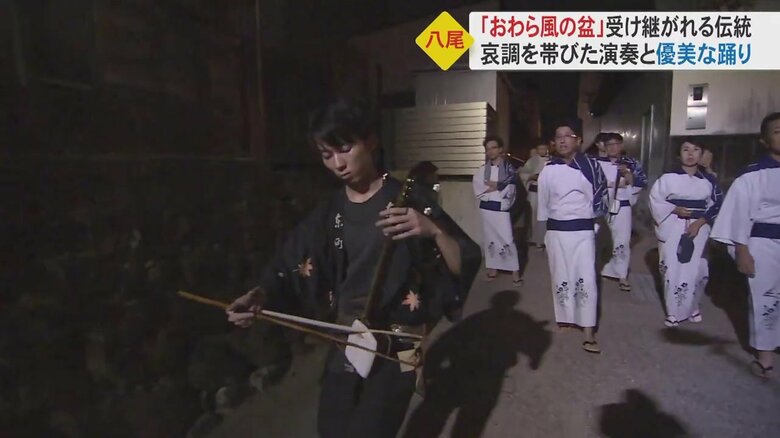 有志で行う町流しに地方として参加する金厚さん