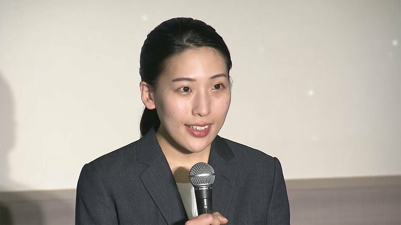 記者会見を行う米田さん