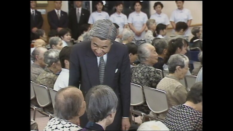 原爆養護ホームで入所者と懇談される陛下