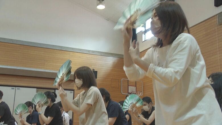 1カ月後の本番に向けて練習に励む仙臺雀踊壹番組のメンバー