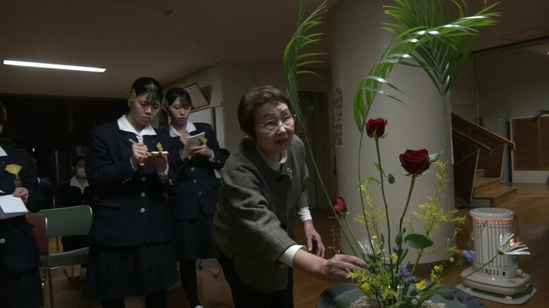 バランスを保つようアドバイスする華道家元池坊秋田支部の冨樫優子さん