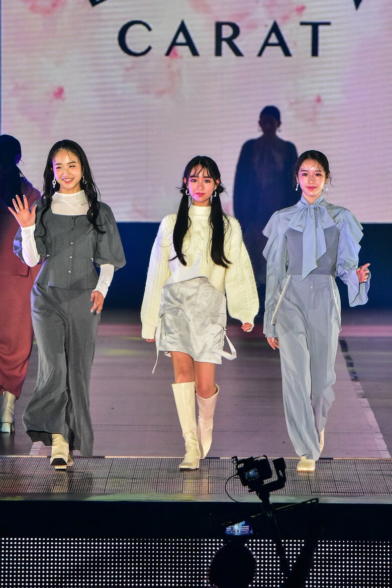 （左から）天翔愛さん、藤岡舞衣さん、天翔天音さん(C)Rakuten GirlsAward 2023 AUTUMN/WINTER