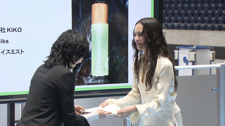 「竹水フェイスミスト」でSILVER賞を受賞した水原希子さん