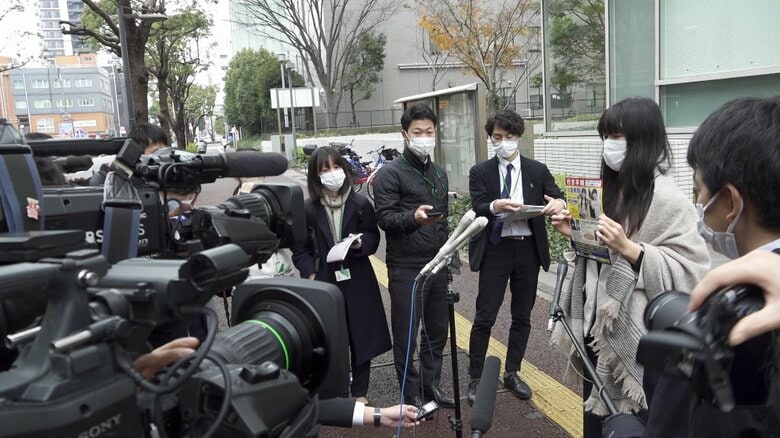 メディアに情報提供を呼び掛ける母・とも子さん