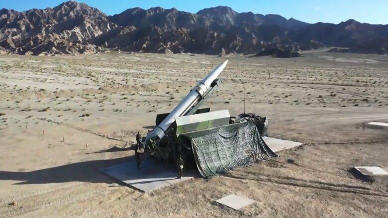 中国の砂漠地帯で行われた新型の短距離弾道ミサイルの発射訓練の様子