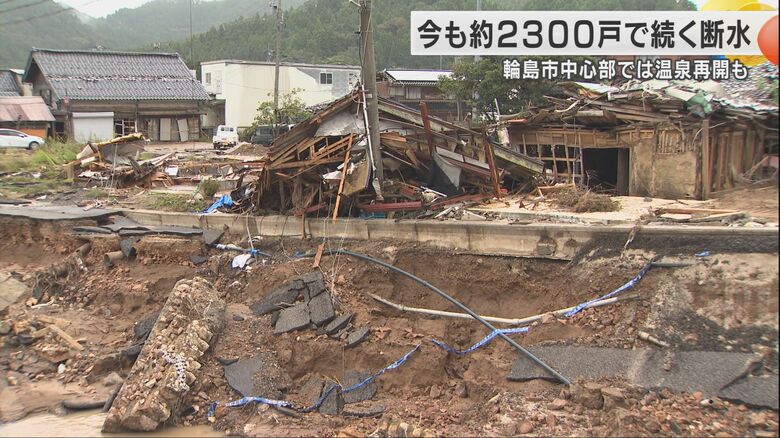 川の氾濫でえぐられてあらわになった水道管