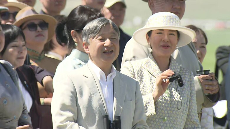 「ナーダム」の競馬競技をご覧になる両陛下