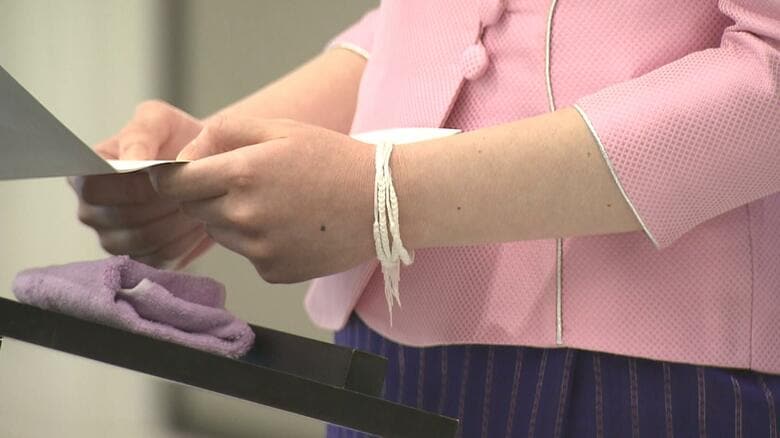 愛子さまの左手首に巻かれた”白い糸”