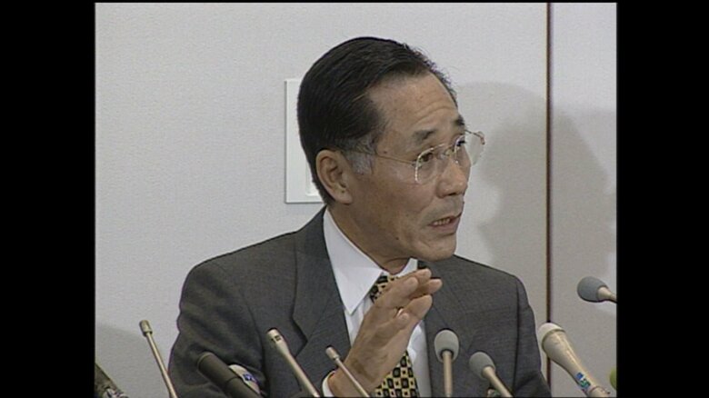 地下鉄サリン事件後、会見する永岡弘行さん（1995年6月）