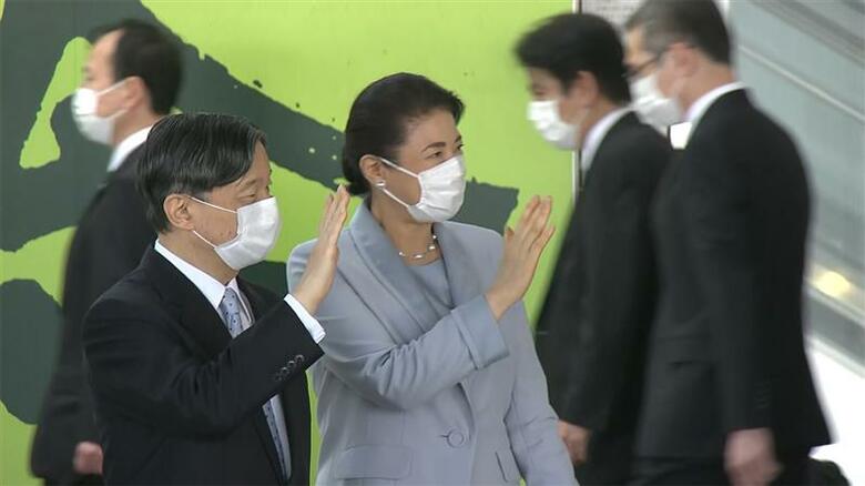 神戸空港を出発する両陛下（12日）