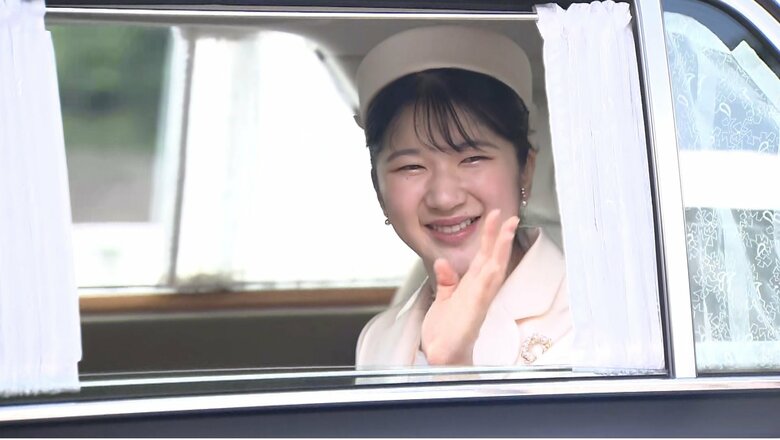 皇居に戻られる際も笑顔