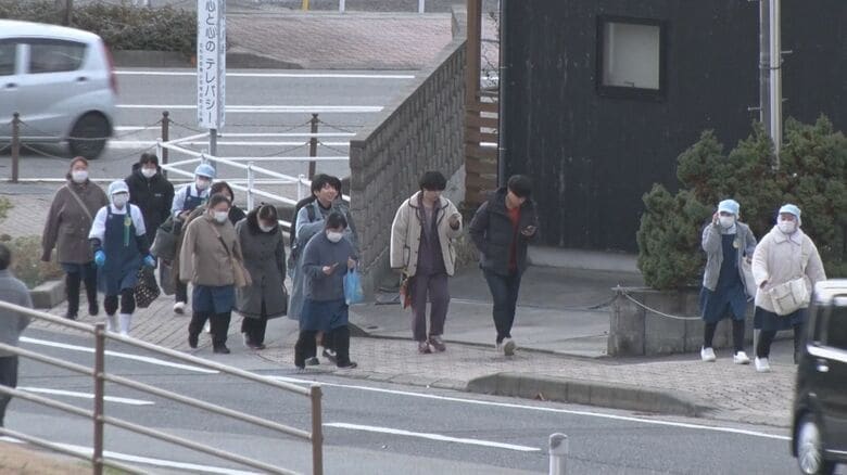 高台に避難する住民