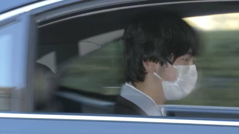 仙洞仮御所に車で出られる悠仁さま（1月1日）