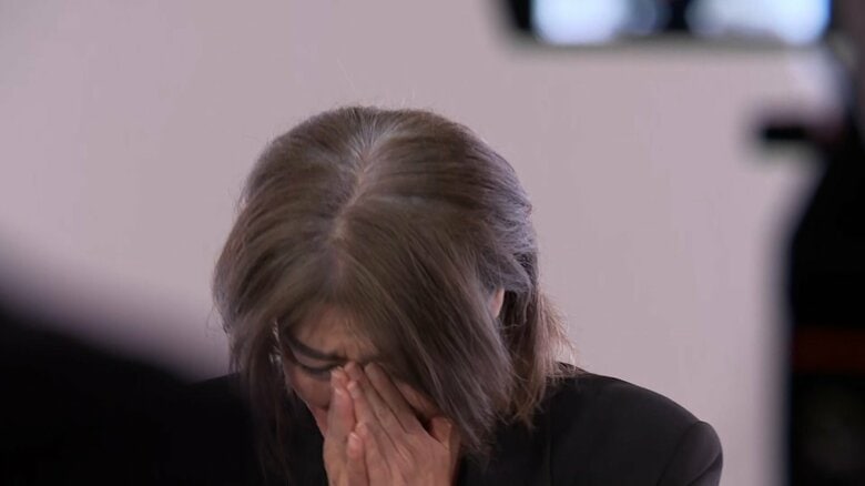 失職が決まり記者会見で涙ぐむ田久保市長