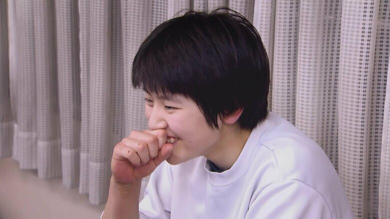 石川真佑の分析に笑顔を見せる髙橋選手