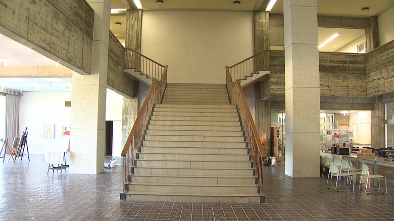 旧校舎の中心にある階段